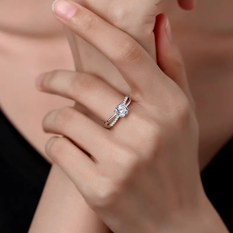 Anello Solitario "Luce Eterna" Moissanite Autentica in Argento Sterling 925